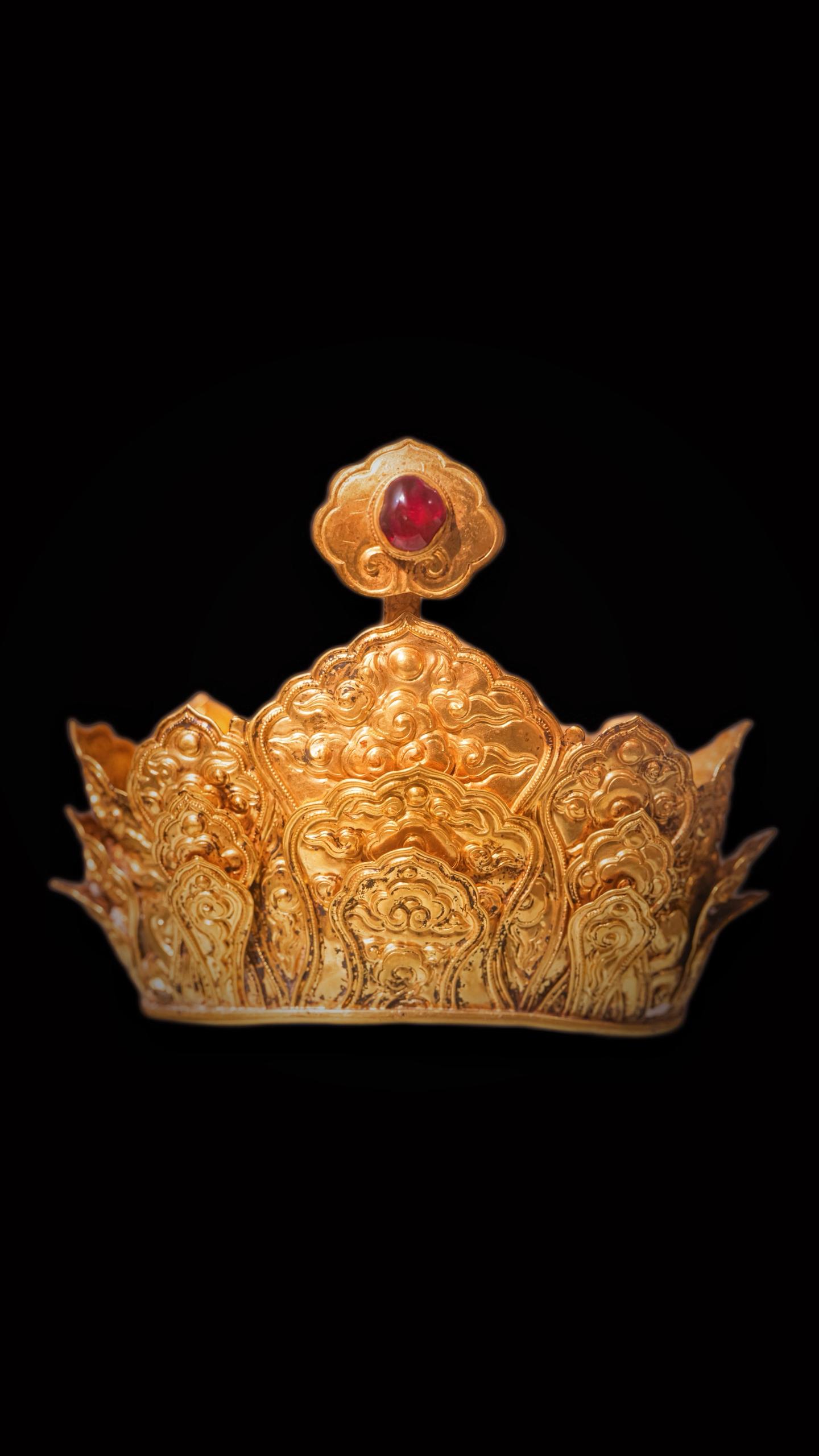 明代 · 镶红宝石金冠。霓为衣兮风为马，云之君兮纷纷而来下——唐·李白...