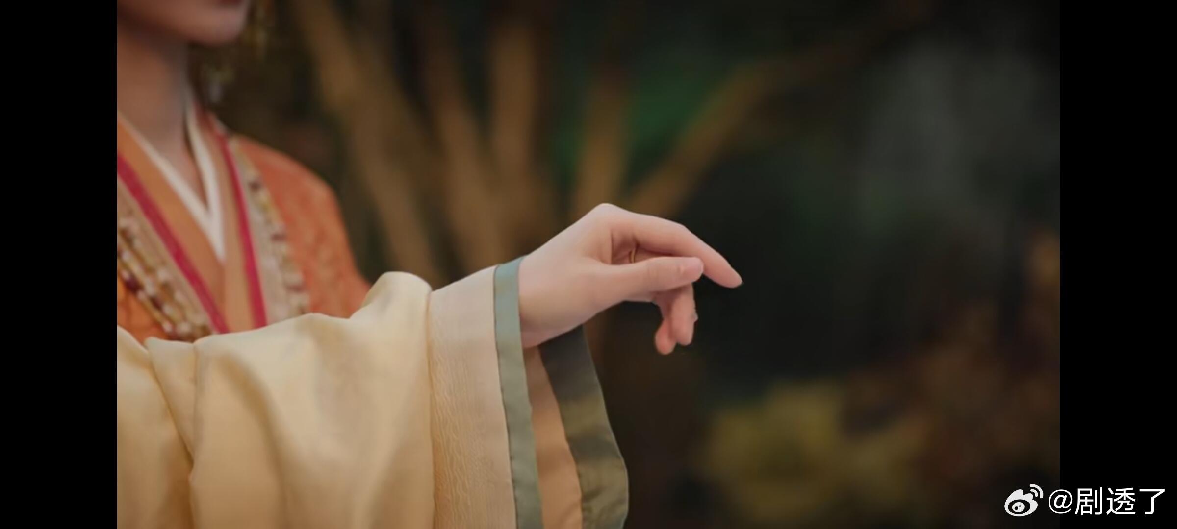 终于有人注意到嫁金钗这些细节了陆濯曾经问过媳妇儿，她的手上怎么会有那么多疤。可是
