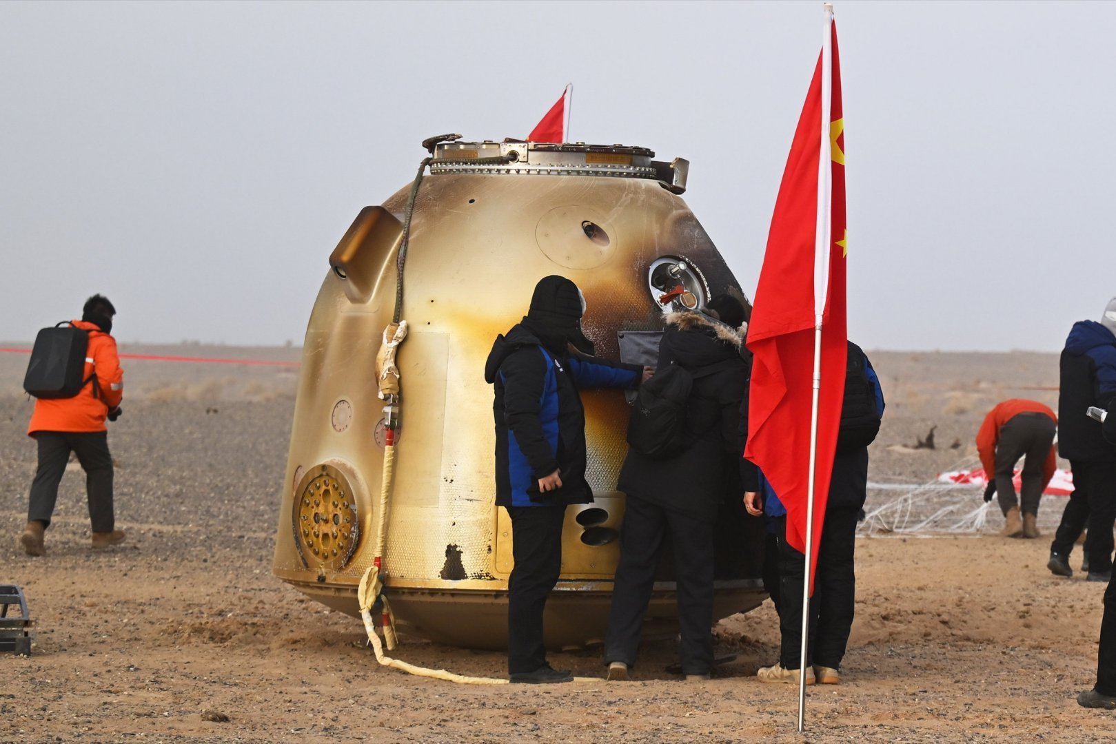 【航天 神二十飞船舷窗裂纹维修，细节披露！】神20返回舱成功着陆 神二十飞船舷窗