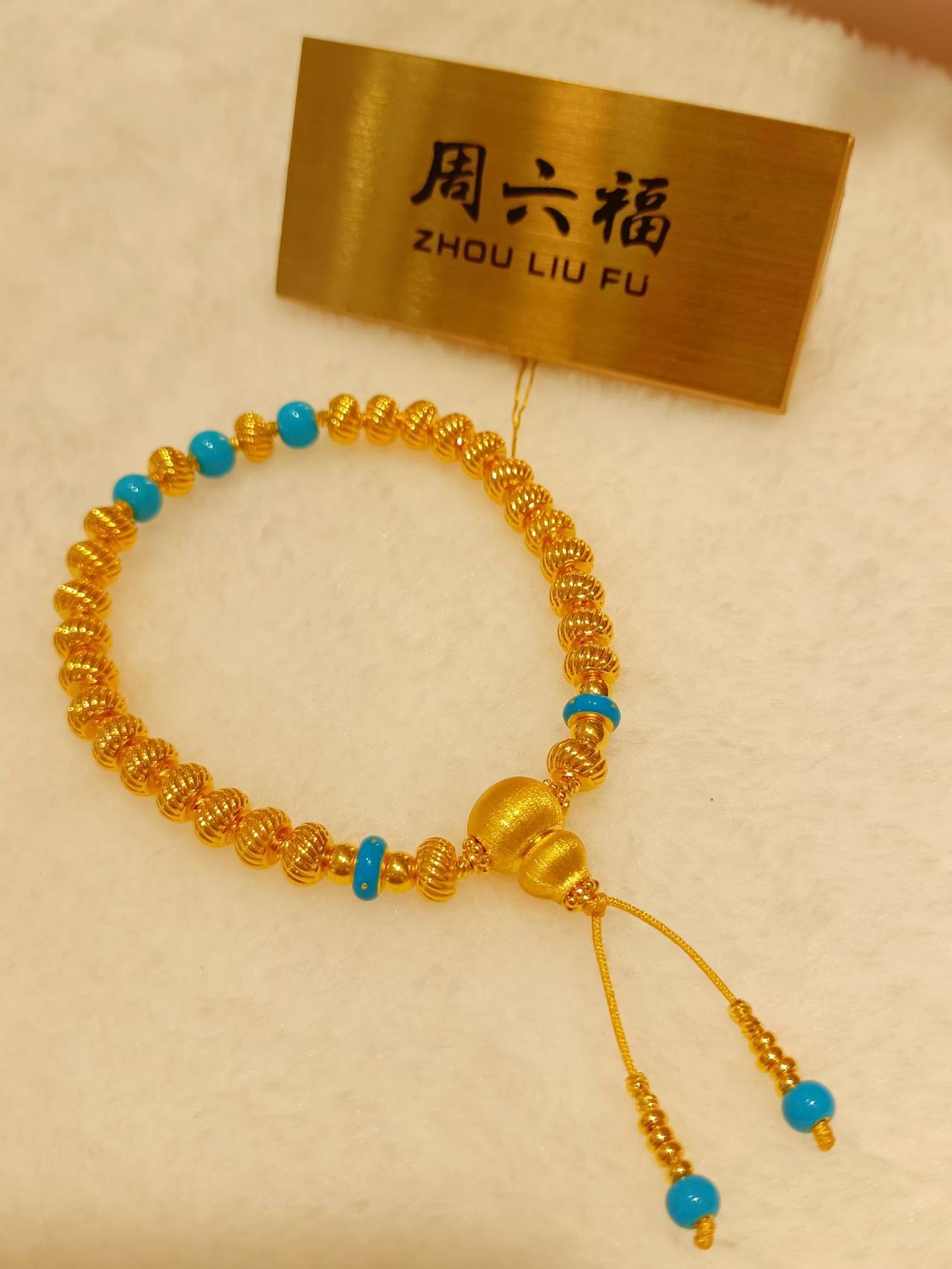 金色的手链真漂亮，配个牌子更显档次。