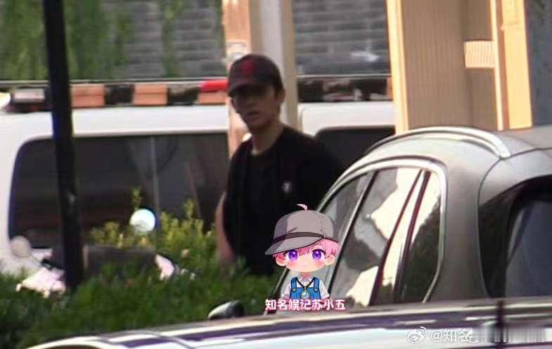 曝黄子弘凡同女经纪人玩耍至深夜曝黄子弘凡同女经纪人玩耍至深夜，艺人非工作时间与团
