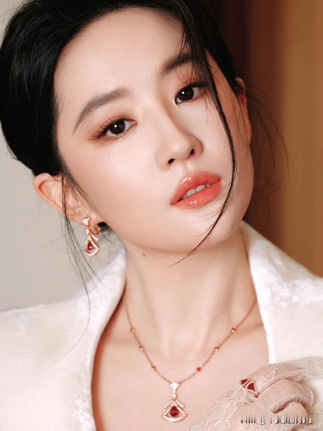 刘亦菲，1987年8月25日出生于湖北省武汉市，系华语影视女演员、歌手，毕业于北