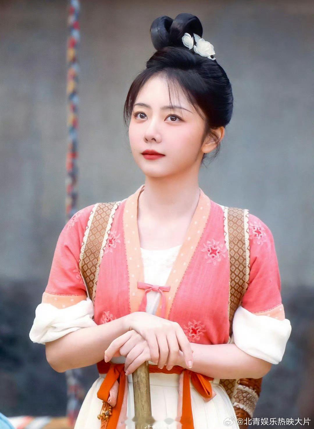 谭松韵给方婉之穿上了季英英的衣服   谭松韵真的是好有意思了呀，没有想到这次给方