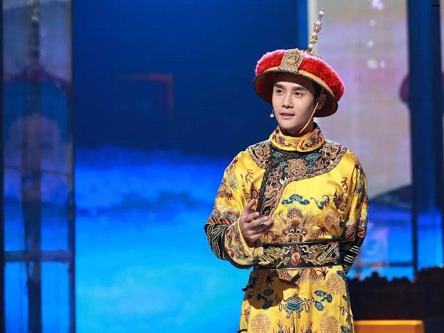 大家好，今天咱们聊聊历史上那个能吃又能凹造型的“自拍达人”——乾隆皇帝！他可是清