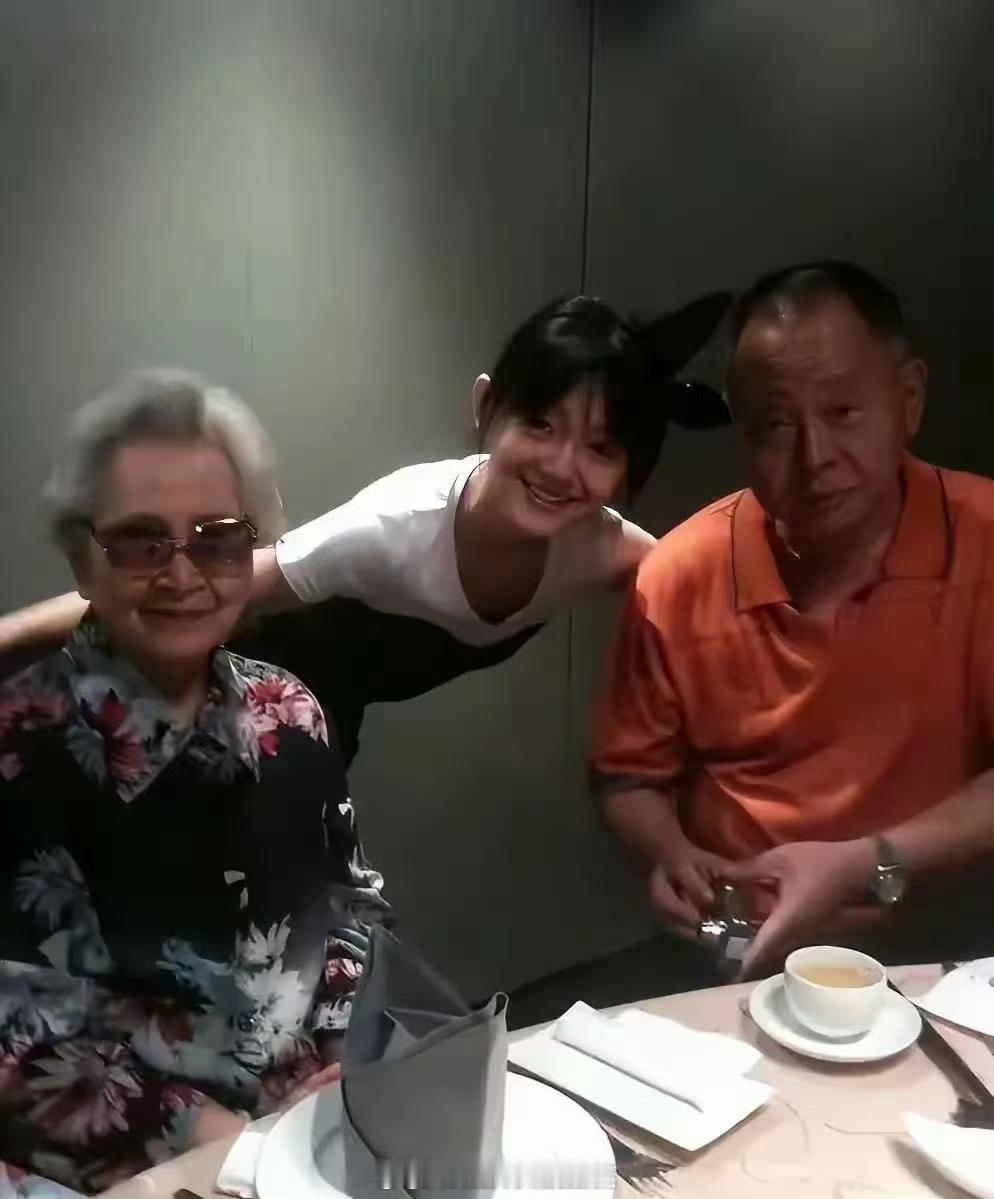 这是大S刚结婚时，带着汪小菲回奶奶家的合照，那时的她34岁了 ​