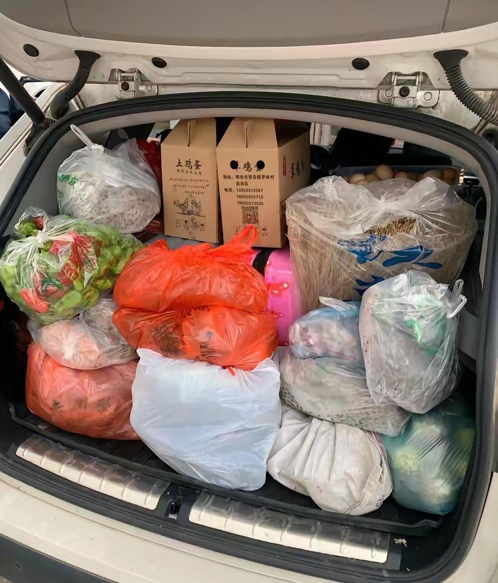 当你在病床前守夜时，那个'最孝顺'的永远在电话里。
 
电话里的甜言蜜语
说得比