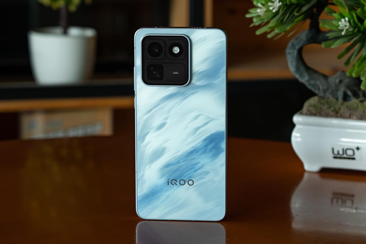 iQOO15T【青云】何须等风起，我自上青云！
外观延续了 iQOO 旗舰家族的
