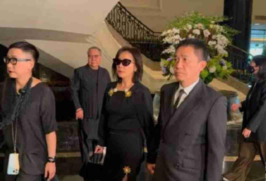 夫妻本是同林鸟，但抱歉，这次梁朝伟也敕不了“不得体”的刘嘉玲。
一件全黑哑光裙，