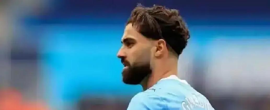 你以为曼城靠砸钱买巨星赢球？
错了——他们从不抢转会市场的顶流，却能把英超冠军拿