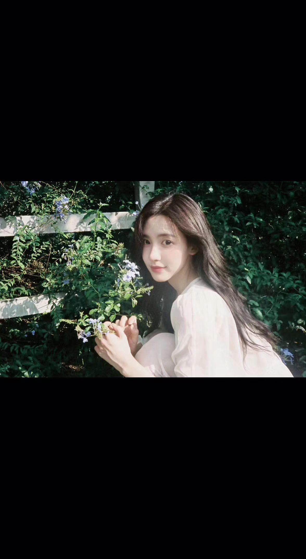 🌸被绿意吻过的清晨，指尖沾着蓝花楹的梦✨。时光在此慢成一首诗，连呼吸都带着甜香
