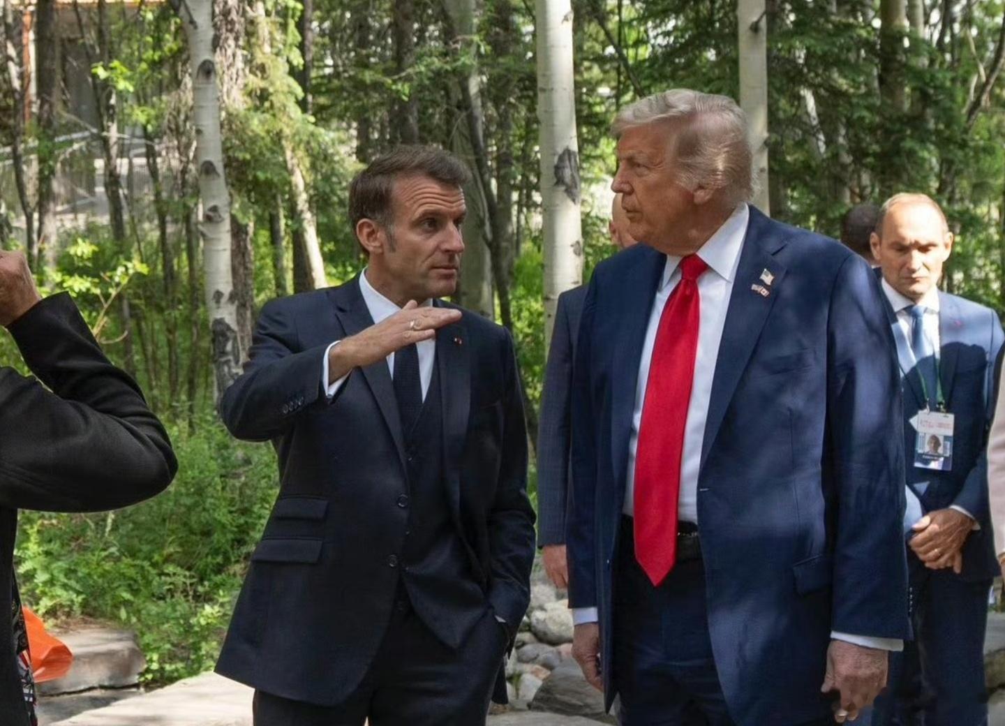 美媒称，马克龙打算主持G7与中国的视频通话活动，讨论全球贸易失衡问题。当然，名为
