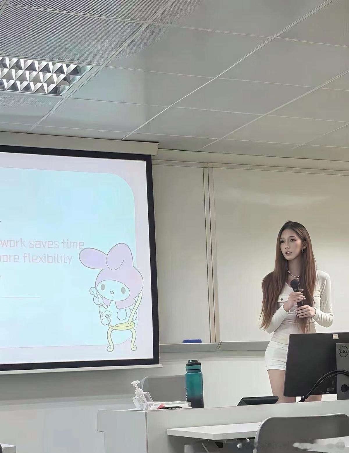 这么漂亮的老师，你还会逃课吗 ​​​