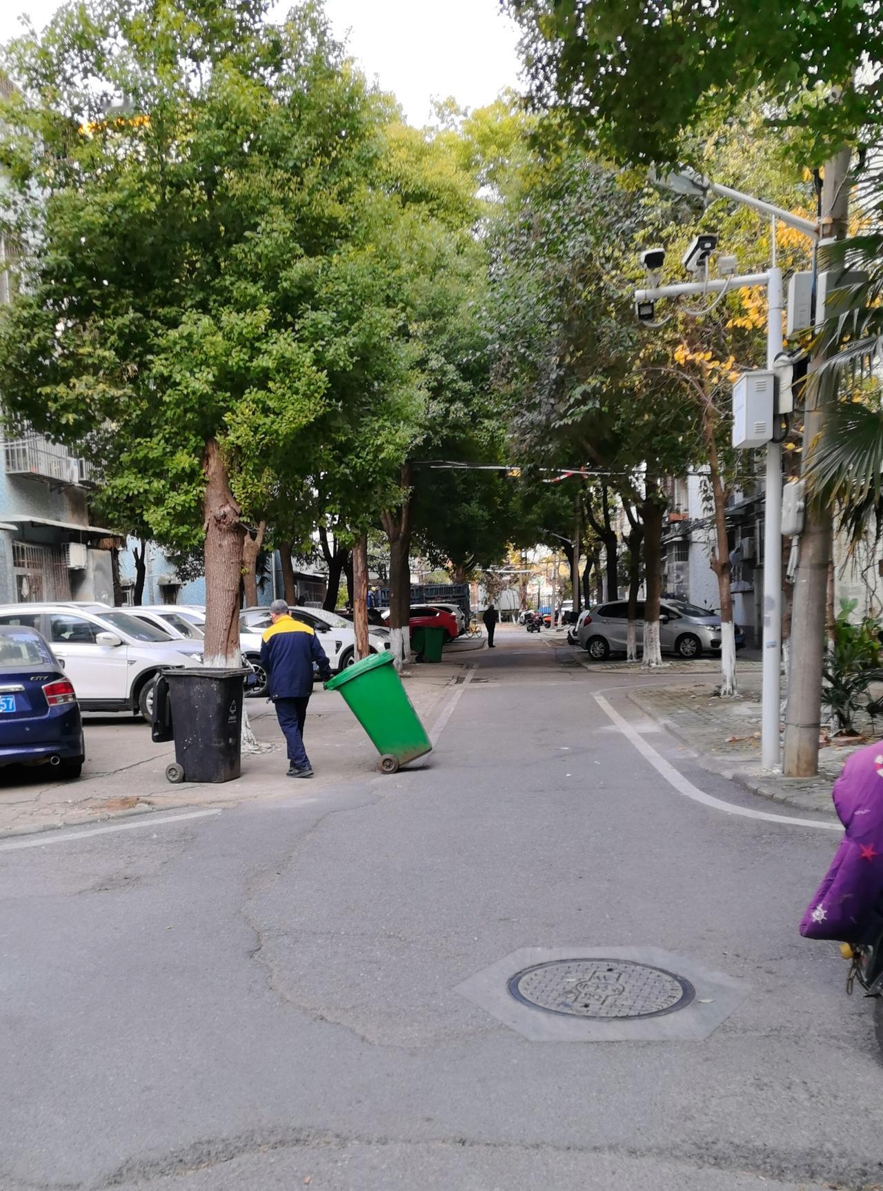 我们这里好多业主不交物业费是因为楼栋共用管道堵塞或老化漏水，疏通、换水管要他们出