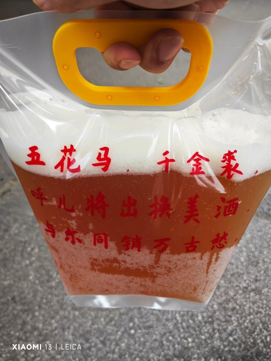 这东西过去以为只有青岛才有，现在武汉也到处都是了。啤酒。 ​​​