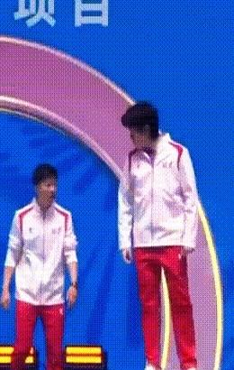 王楚钦：死腿，快给我收回来[笑哭]

北京队夺冠后颁奖，大头一条腿先往领奖台上伸