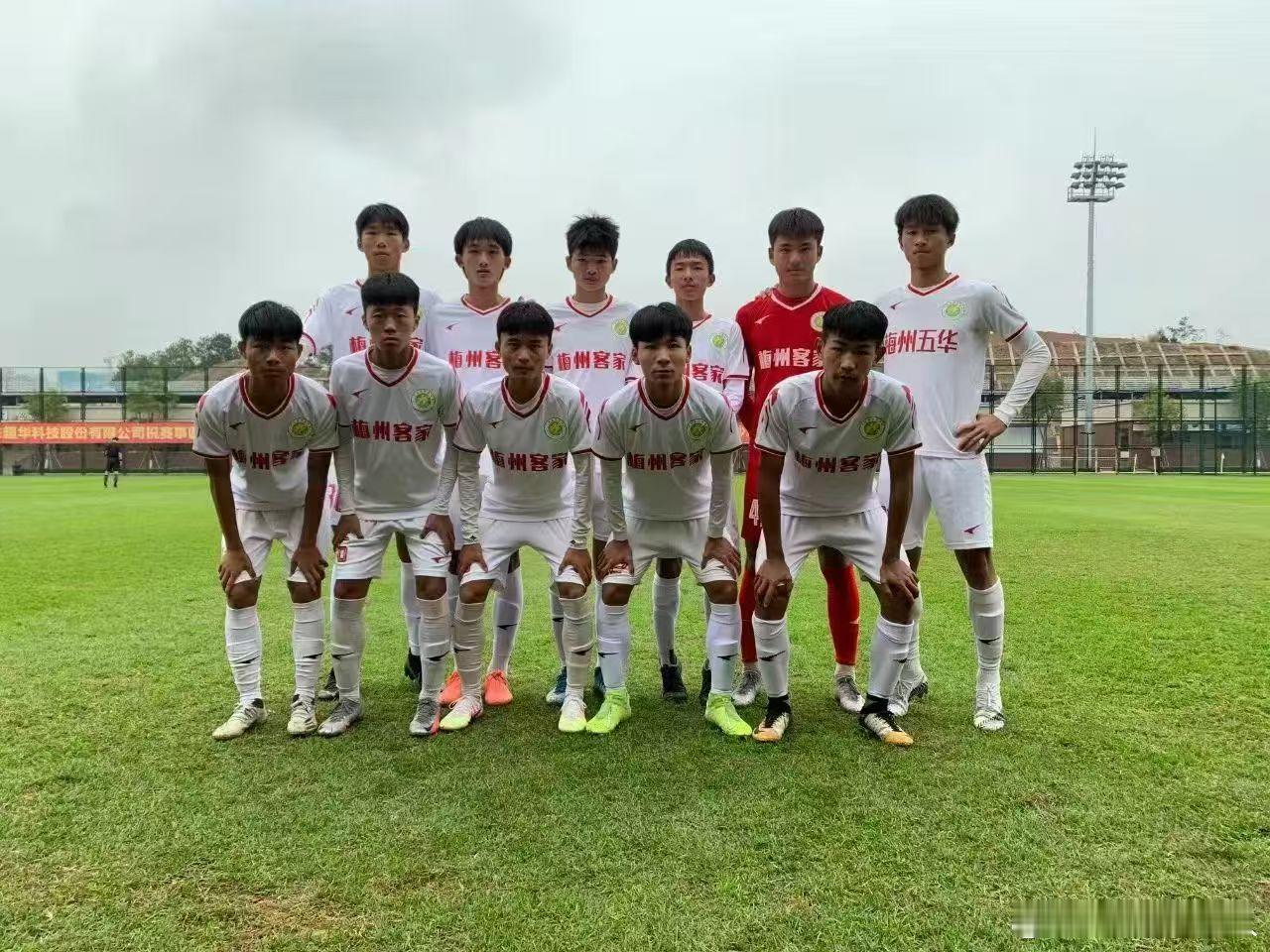 原来李昊之前还跟魏志伟做过队友。（李昊左边第二个魏志伟）青岛西海岸中超联赛u23