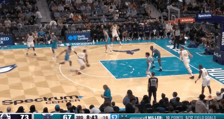 科林斯怎么这么打，突破上篮被布兰德米勒大帽



科林斯打的不好，持球突破硬上，