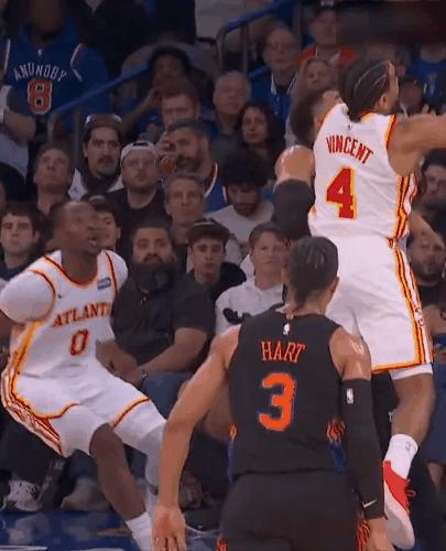 慢镜头：库明加“平框空接”！

前湖人球员文森特，给前勇士球员库明加送上空中接力