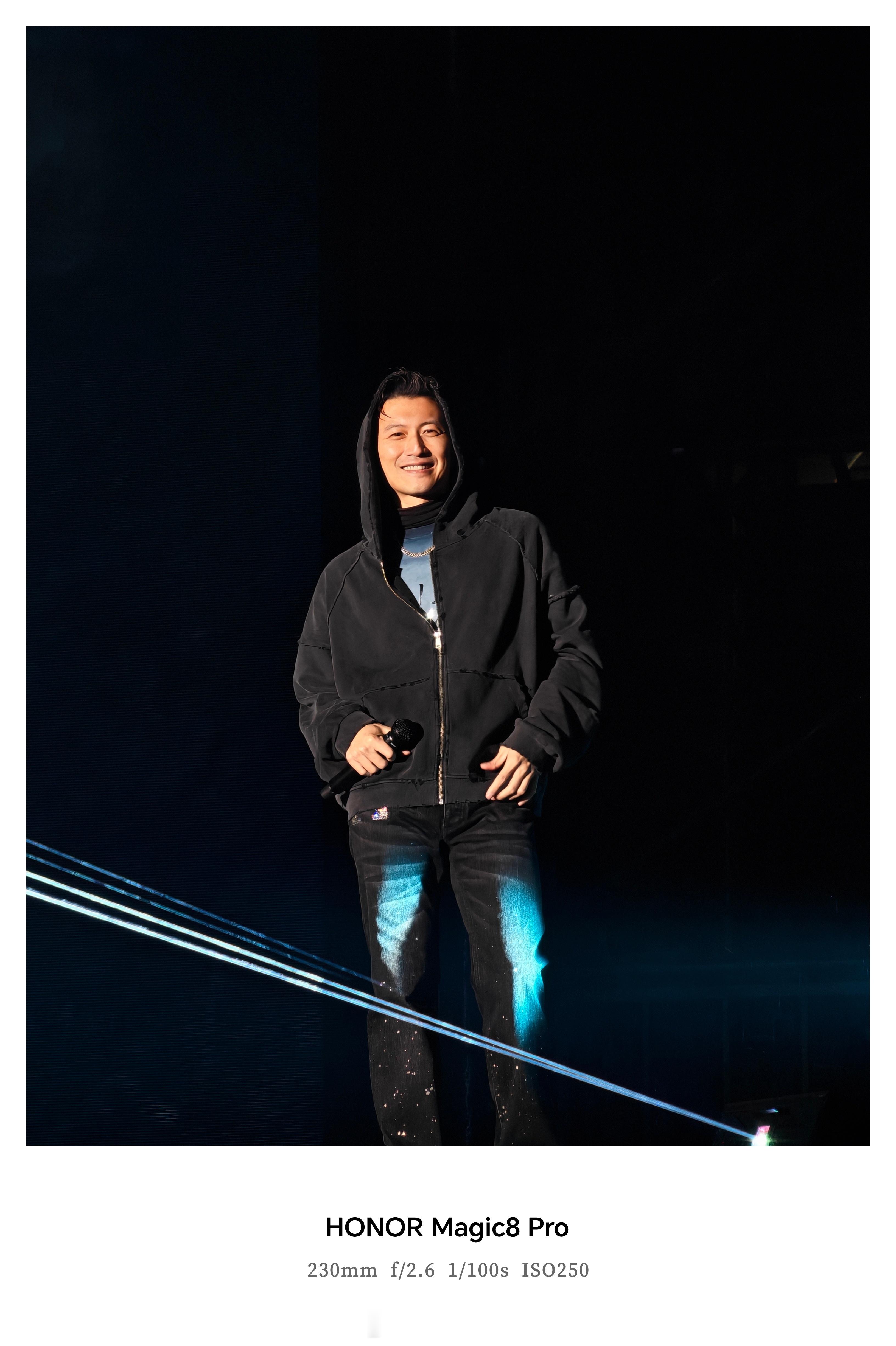 谢霆锋的演唱会现场太燃了！荣耀Magic8 ​​​