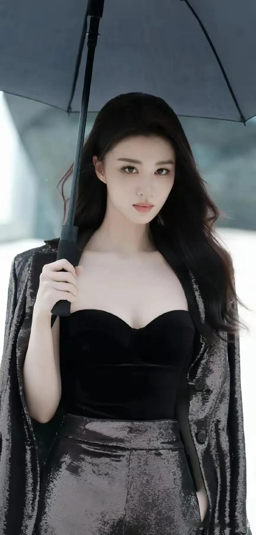 人老了，是有儿女还是有钱幸福？只有钱没有亲情可能会孤独。