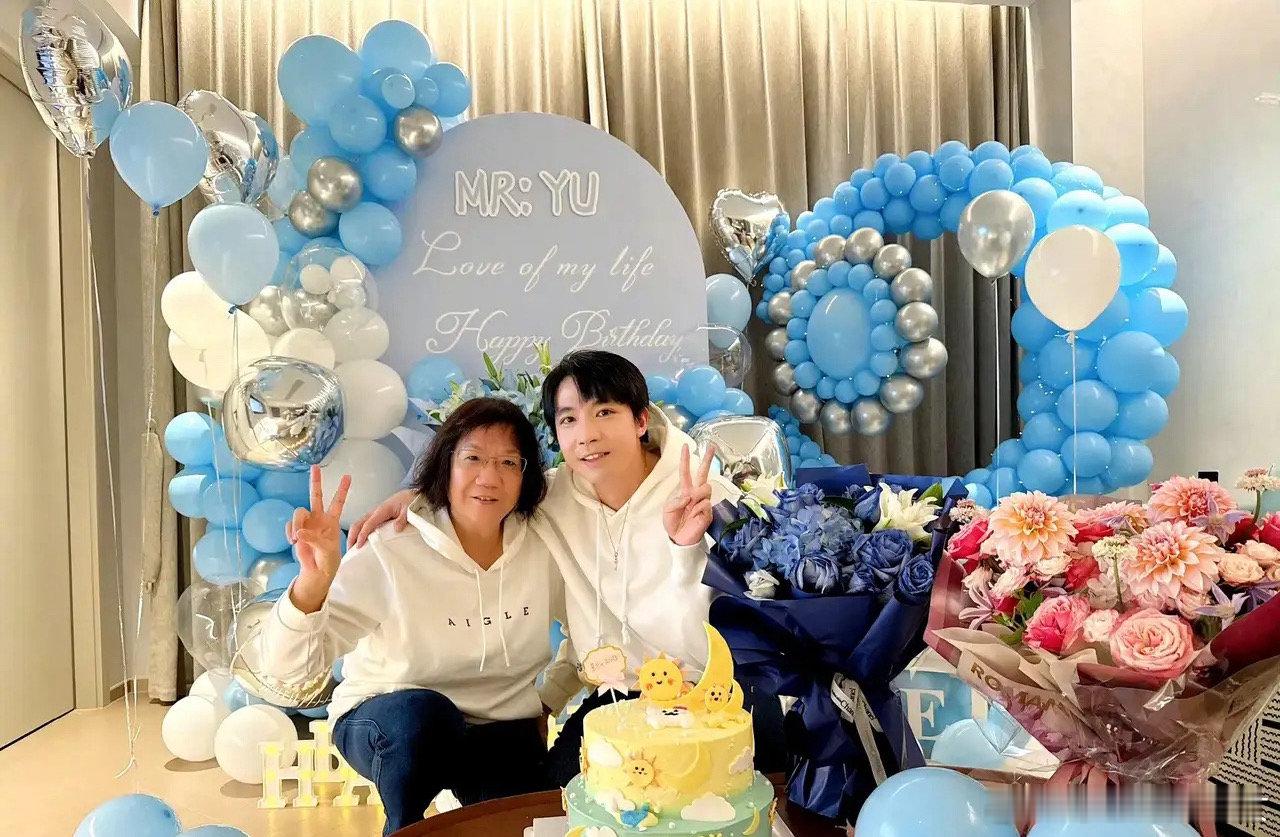 俞灏明晒37岁生日照 俞灏明晒37岁生日照，生日快乐啊，37岁该进入人生的下一个