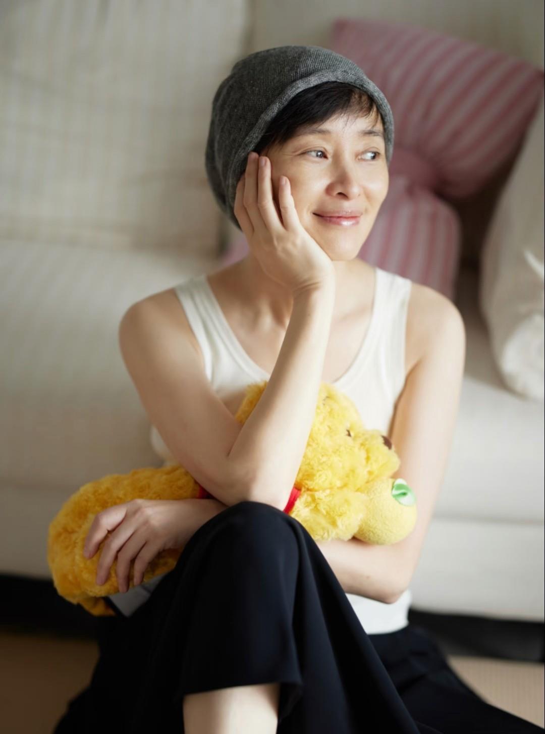 53岁原相机直出素颜，她让修图软件失业了。
吴越与摄影师即兴创作，镜头直接对准每