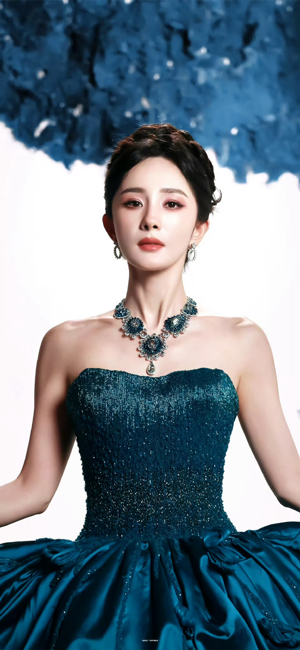 杨幂这张是真女王。。。杨幂 蓝孔雀女王 ​​​