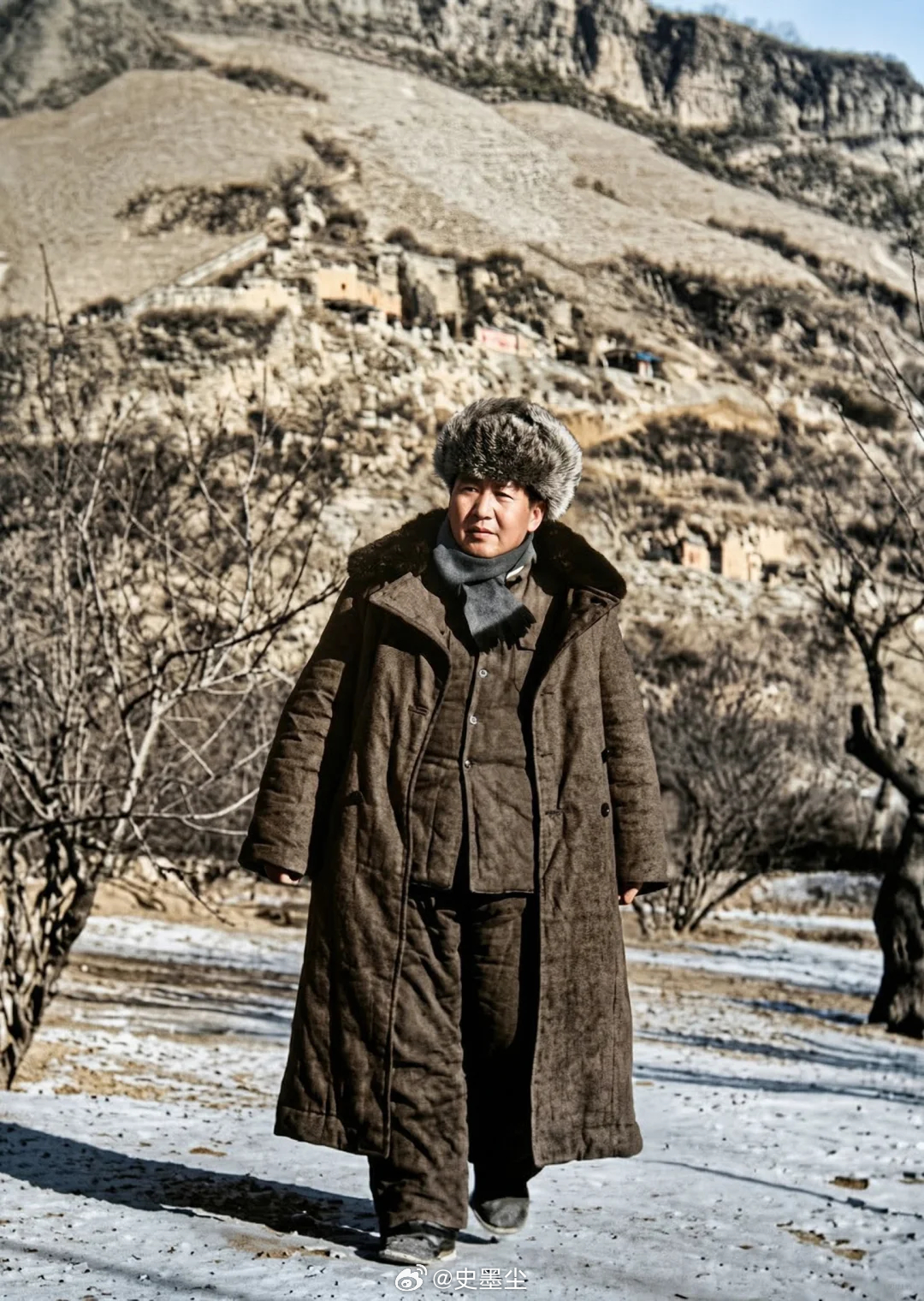 这件大衣下，藏着一个冬天的破晓陕北的寒风呼啸而过，他走在落满薄雪的黄土地上。没有