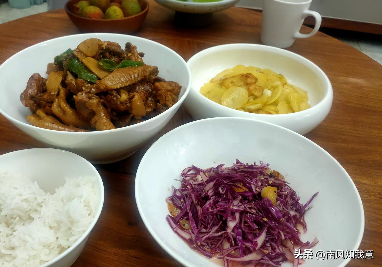 拌了紫甘蓝，还有清炒土豆片。
是不是看起来很有食欲？
建议大家少吃外面的东西，时