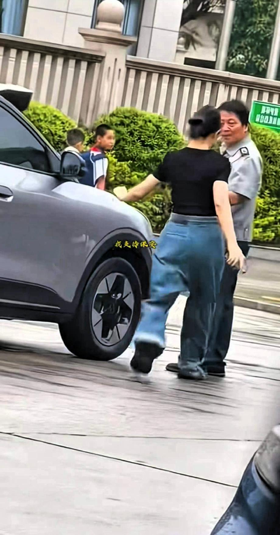 “来而不往，非礼也”，黑衣女子试探性的一脚，给了保安大叔一份“薄礼”。

在公共