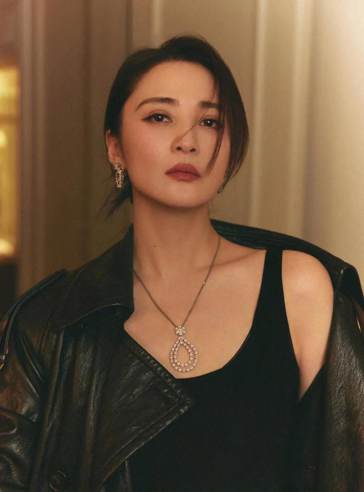 蒋勤勤晒美照，穿黑色皮大衣，酥肩半露，又美又性感！ 网友辣评： 女人，你这是在玩