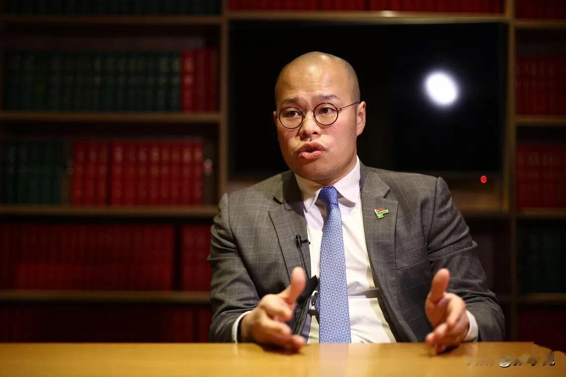 联合早报今天报道：“香港壹传媒集团创办人黎智英因违反《香港国安法》被判处20年监