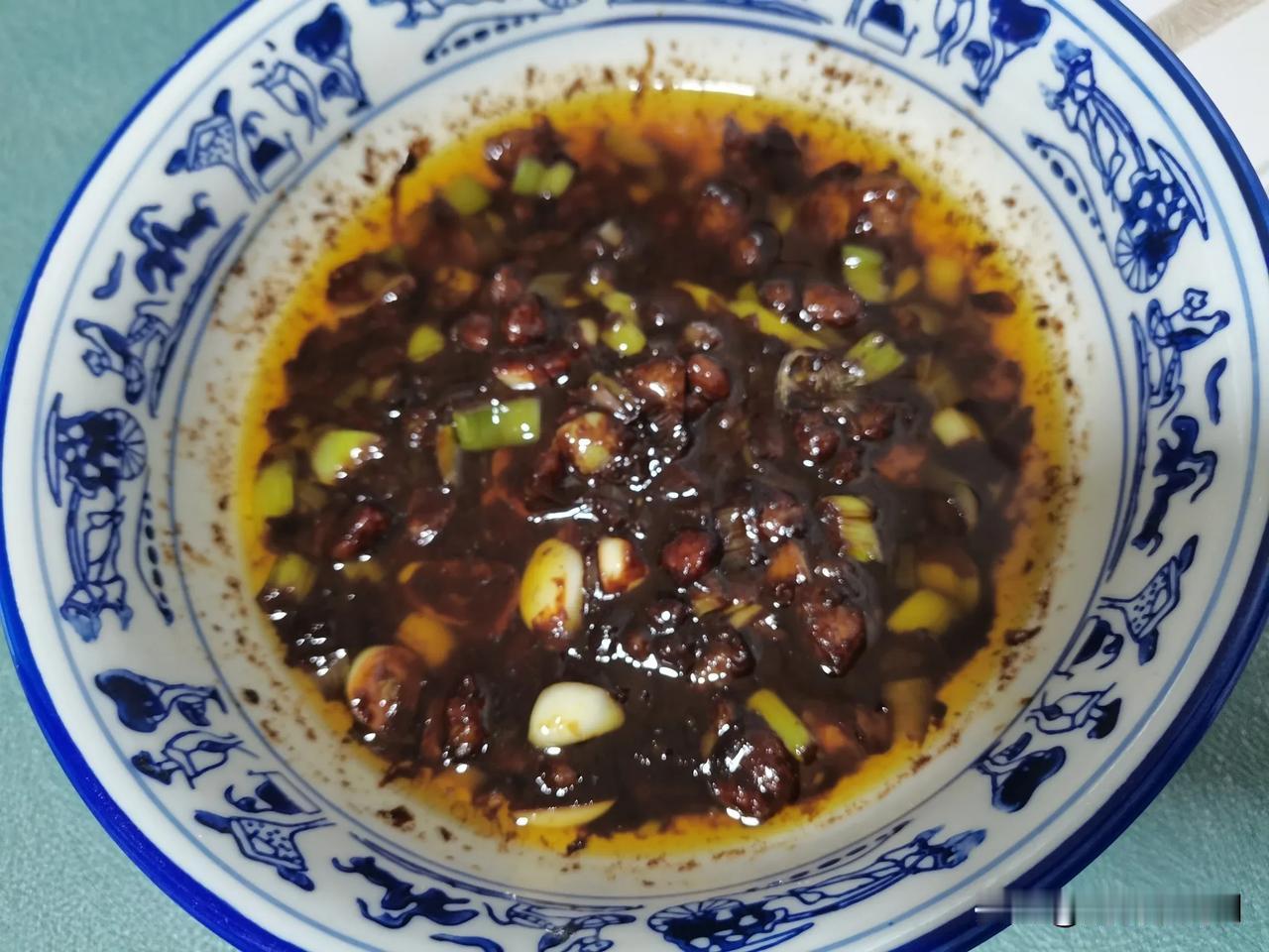 今天晚上给孩子们做的是炸酱面，大块儿猪肉炒的酱，油酱分离，配上点儿胡萝卜和黄花丝