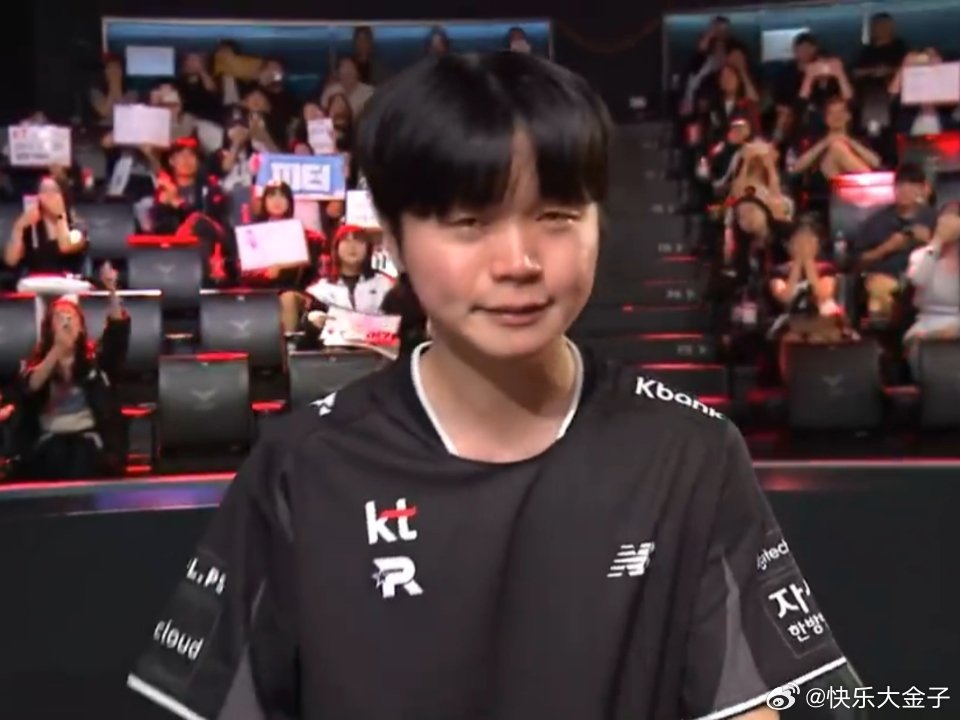 KT赢了GEN进入世界赛，BDD潸然泪下，是男人的眼泪[捂嘴哭]BDD哭了KT掀