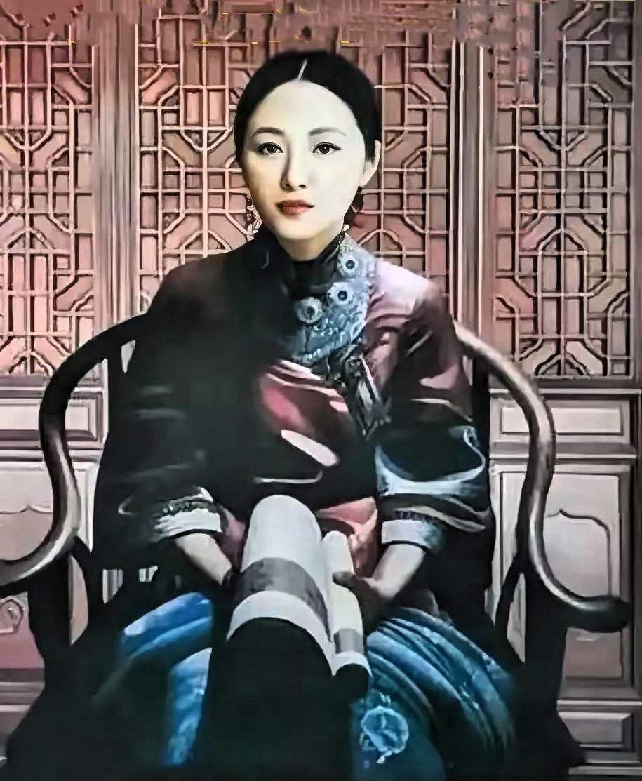 这位女性是清末陕西省泾阳（现今的咸阳市）富豪大美女周莹，是清末泾阳吴家的女主人，
