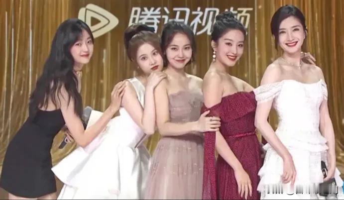 穿红裙子的女星最漂亮，很洋气，就是不知道叫啥，你们认识吗？#明星同台谁最美#
