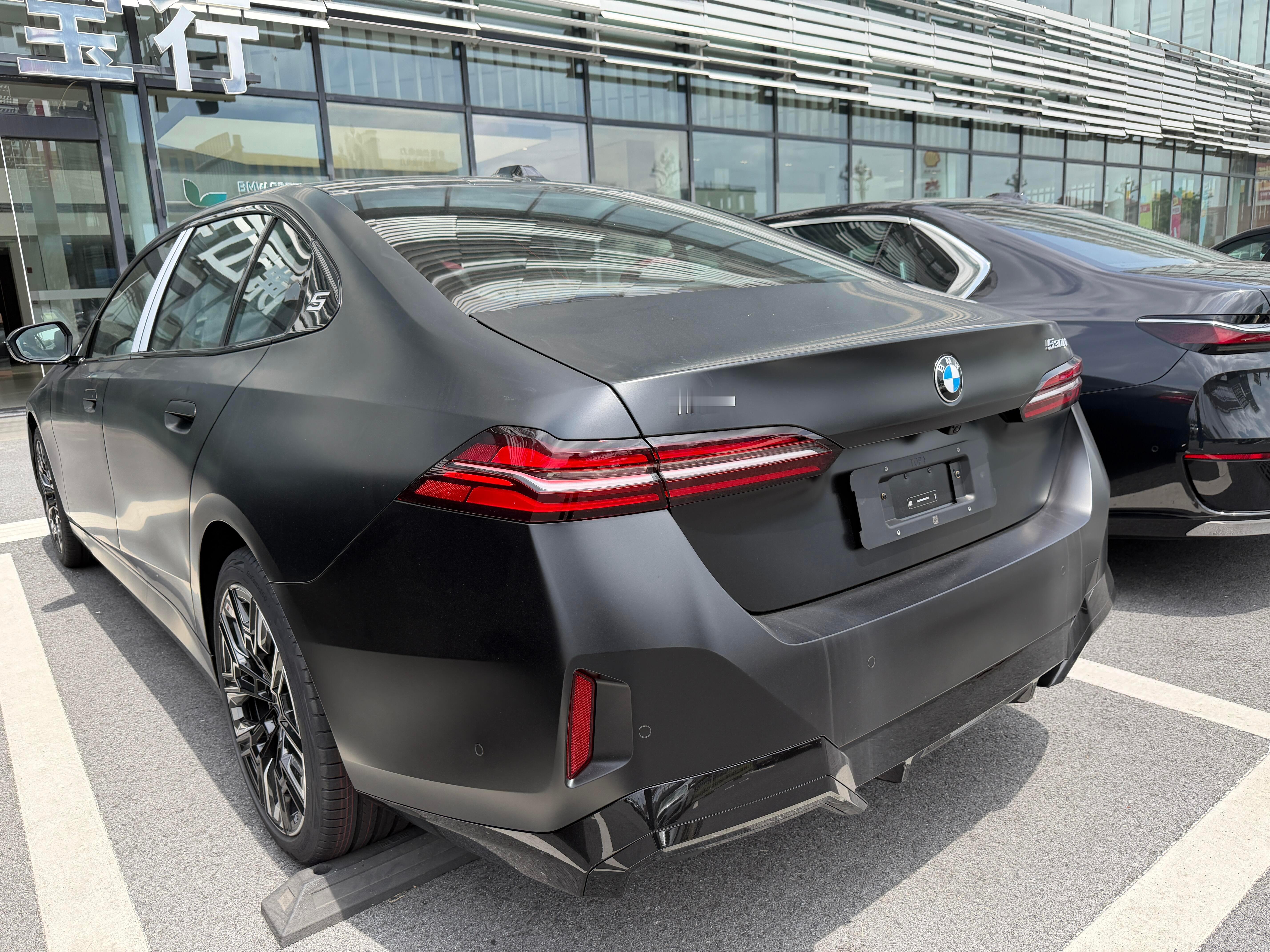 BMW5系长轴距2026款马年限量版目前全款35万+可以落地配置具体升级如下：个