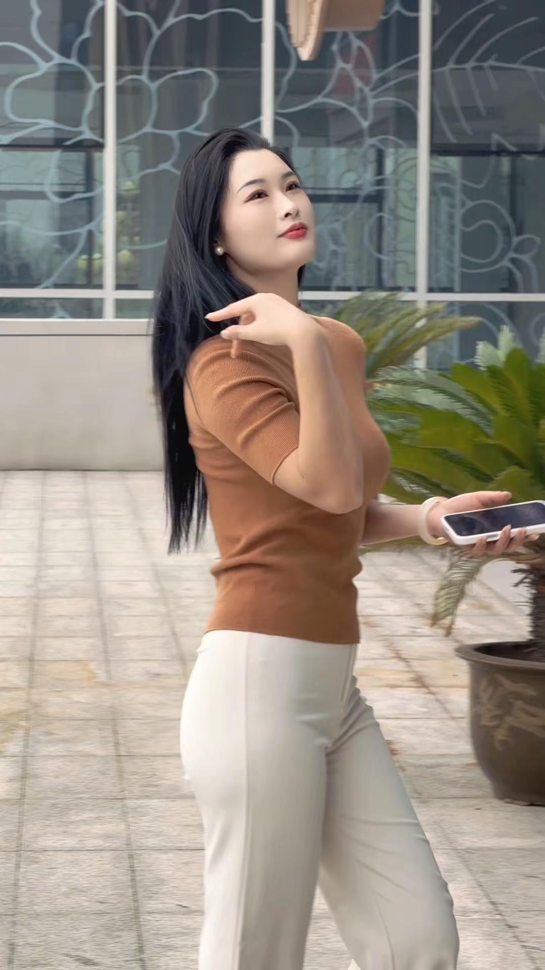 不管是什么人，大家都喜欢底色很好的人，比如漂亮，勇敢，真诚，善良而不软弱，历经世
