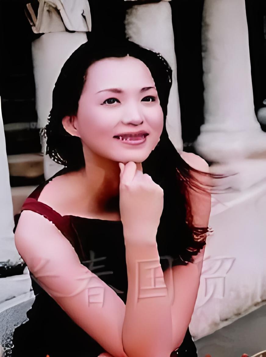 央视一姐董卿的前男友，竟然也是我们熟悉喜欢的节目主持人。

董卿漂亮有气质，才华