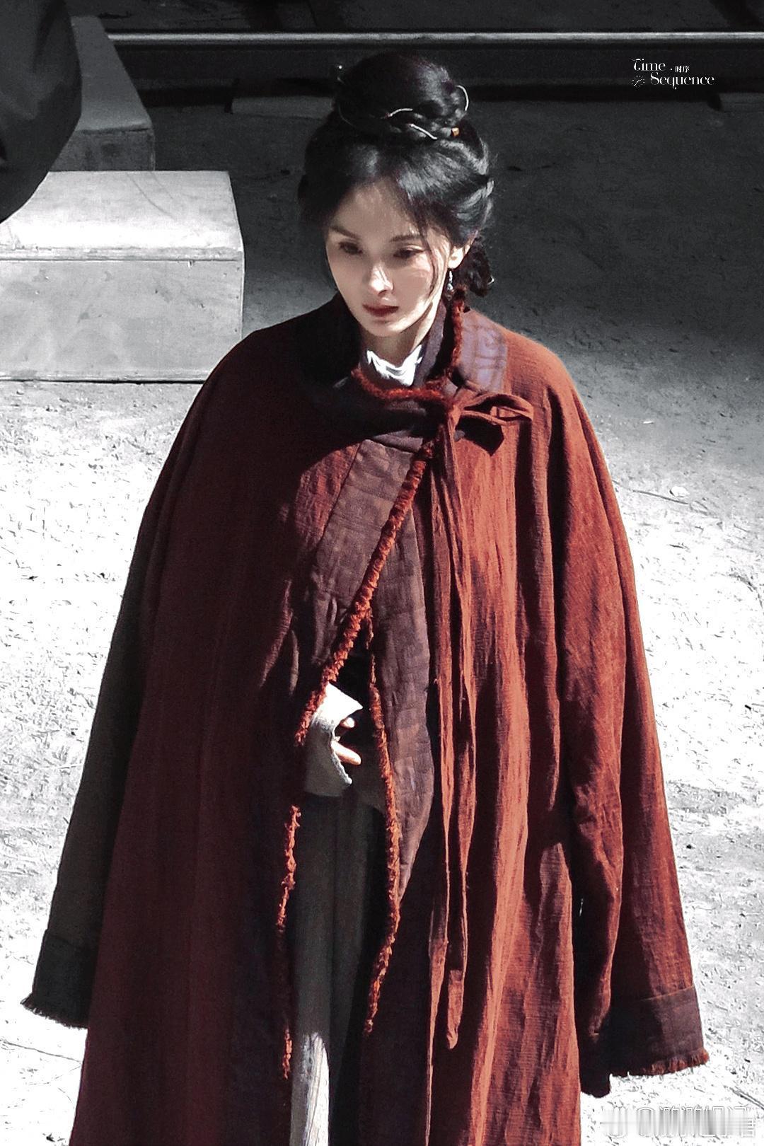 杨幂 越素越美杨幂红麻衣披风路透，《江山大同》最新路透， 