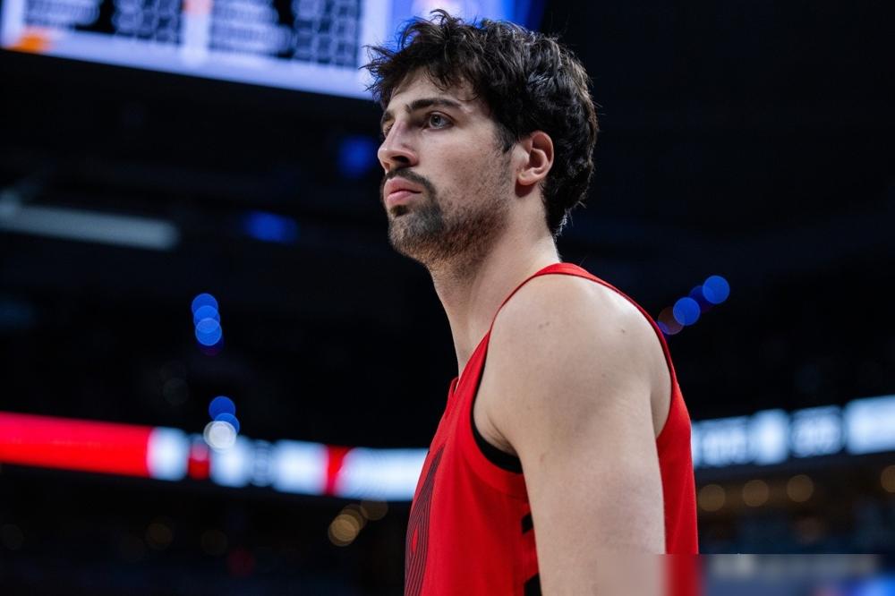 狂砍41分，还一屁股把硬汉狄龙坐到六犯离场！这脸打得，啪啪响。
别跟我扯那些虚