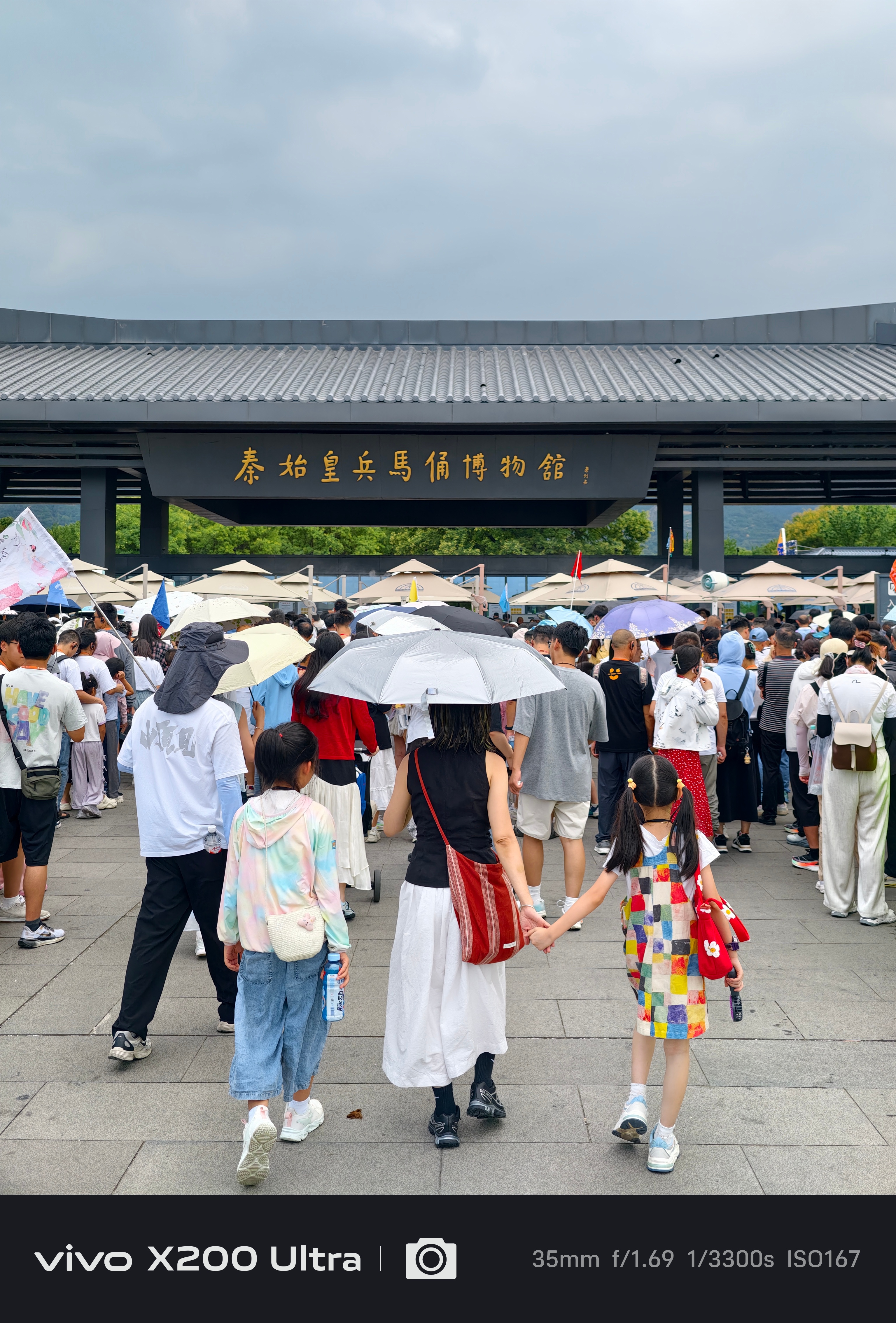 今天逛秦始皇兵马俑，大概有1亿人在挤，所以到底是看人还是看兵马俑？[允悲] ​​