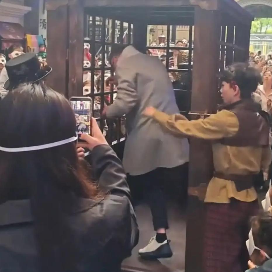这个外国人也没想到高高兴兴来上海却被关进囚笼
上海千古情景区互动事件：沉浸式体验