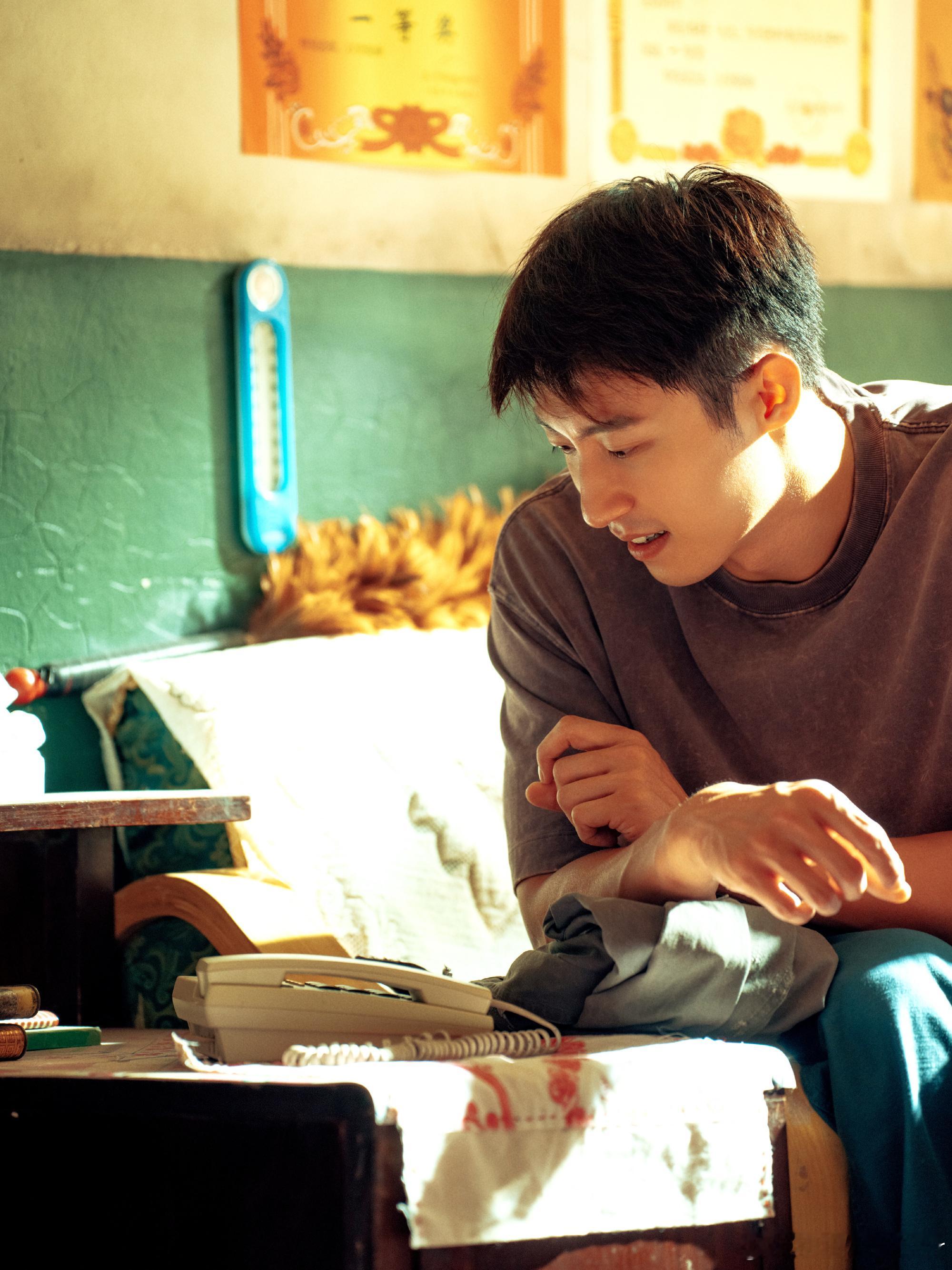 黄景瑜谁说只有老辈子会疼人 小满用行动诠释深情，全方位守护晓丹，满眼都是偏爱，青