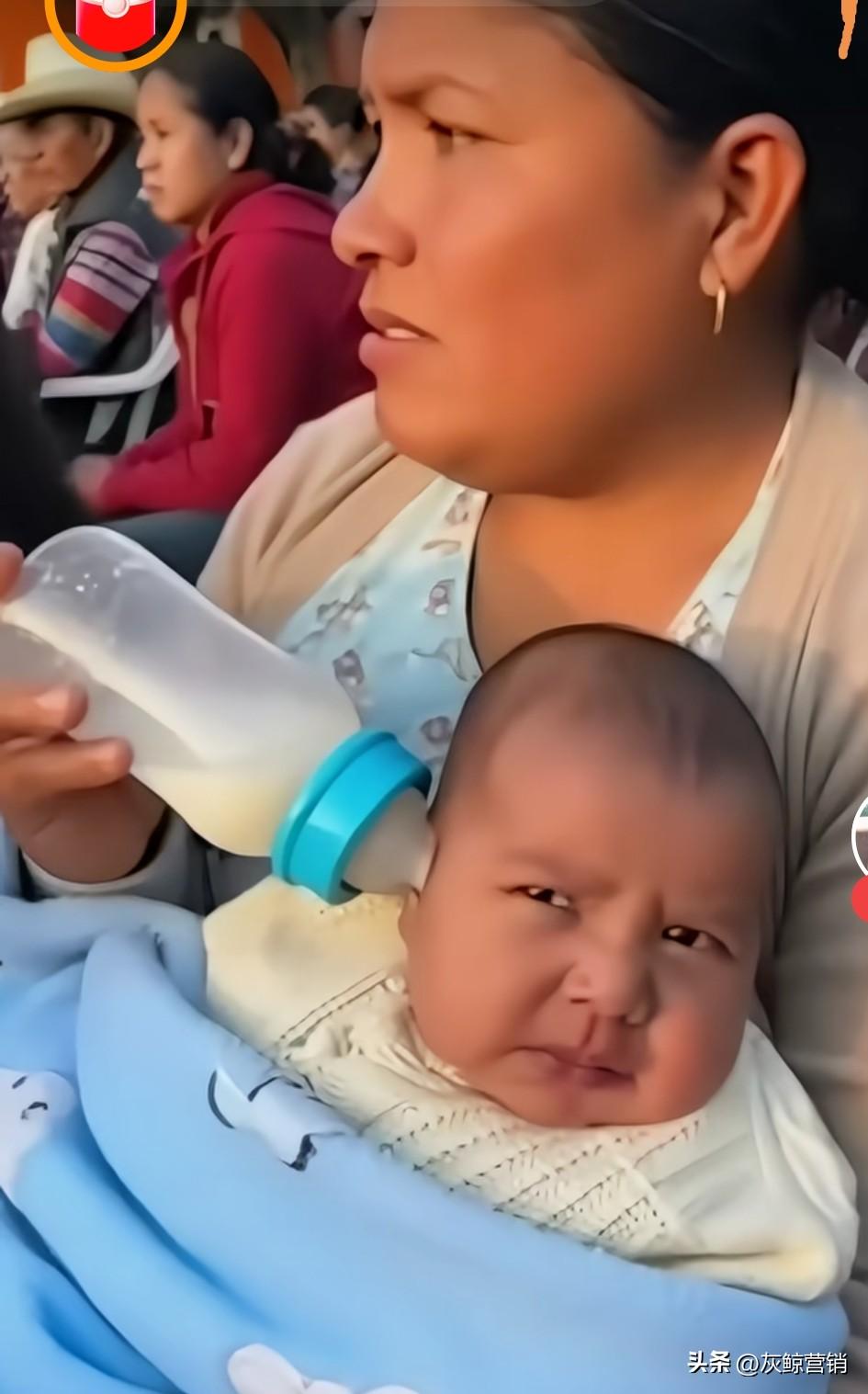 这个奶喂得，小宝宝生无可恋。
这位妈妈在想啥呢？