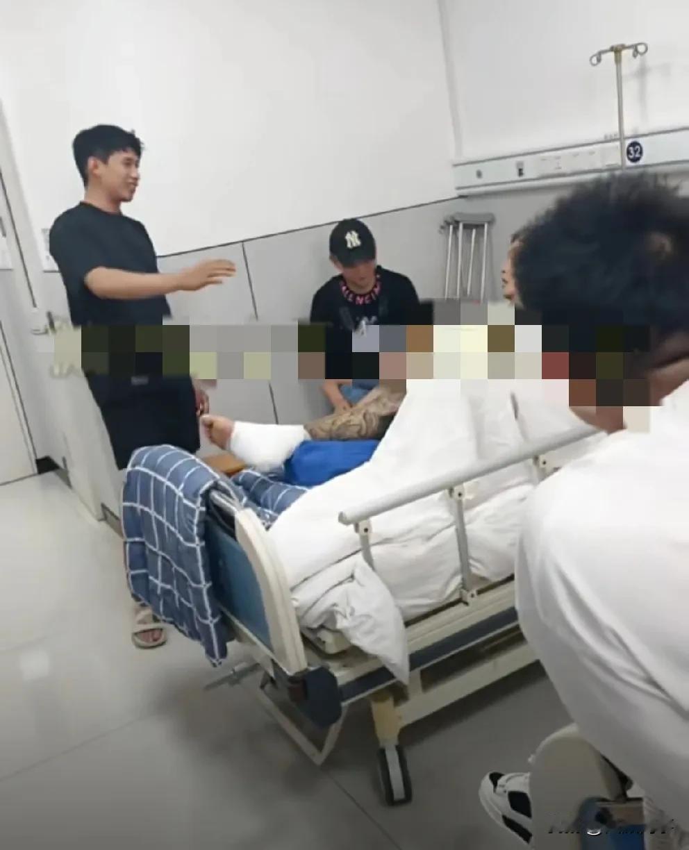 T佑牵头，“佑派”主播奔往医院看望受伤张浩！

          王某人不想牵