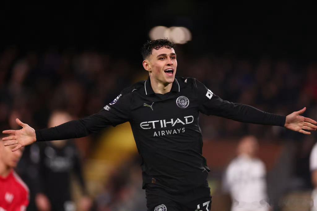 富勒姆4比5曼城曼城客场5-4险胜富勒姆。不是吧朋友？对面只是富勒姆而已，至于被