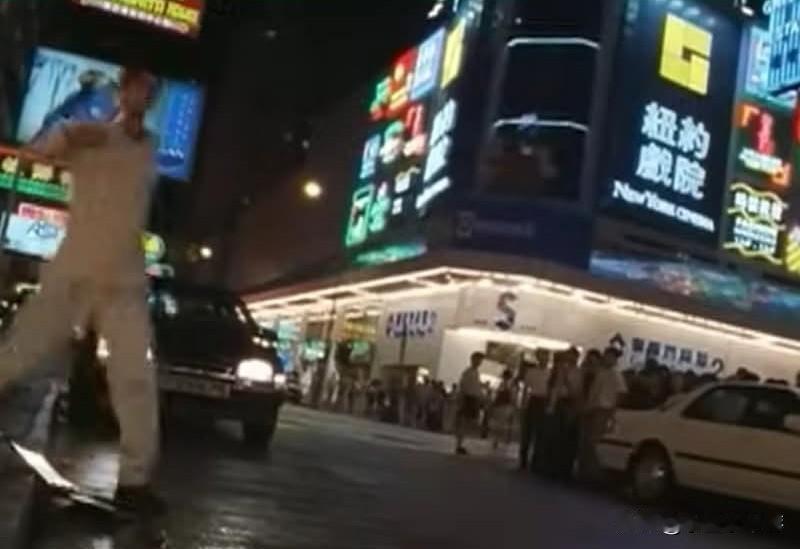 铜锣湾广场二期路口 九十年代热闹非凡
 
如今不少内地游客因《古惑仔》系列电影，