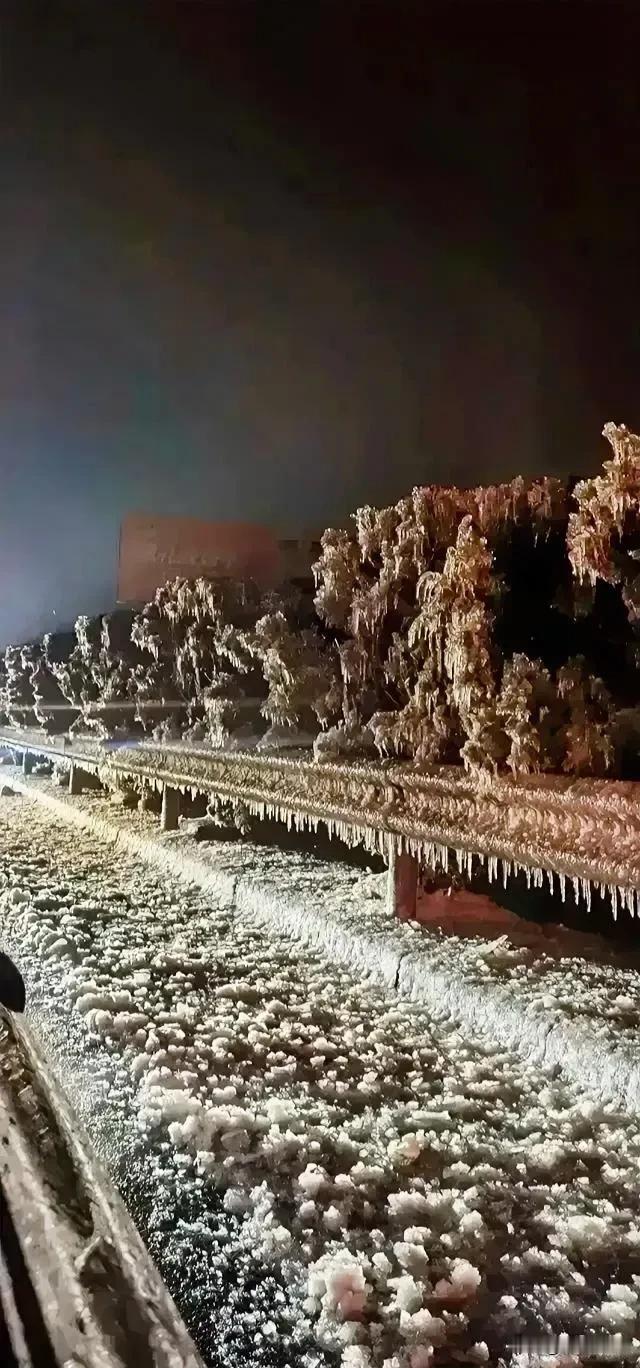 湖北高速上的真实景象，
现在不管油车还是电车，
甚至连坦克也无法通过。
昨晚在车