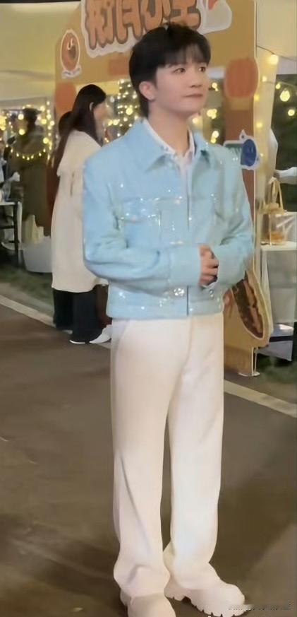 周深昨晚又玩了一把分身术，
同时出现在两台中秋晚会里。

这次央视中秋晚会压轴的